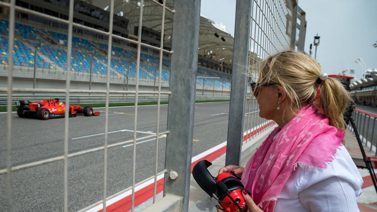 Corinna Schumacher verfolgt eine Testfahrt von Sohn Mick Schumacher im Ferrari aus nächster Nähe.