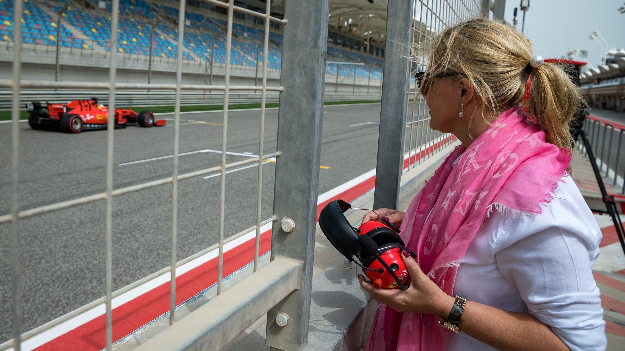 Corinna Schumacher verfolgt eine Testfahrt von Sohn Mick Schumacher im Ferrari aus nächster Nähe.