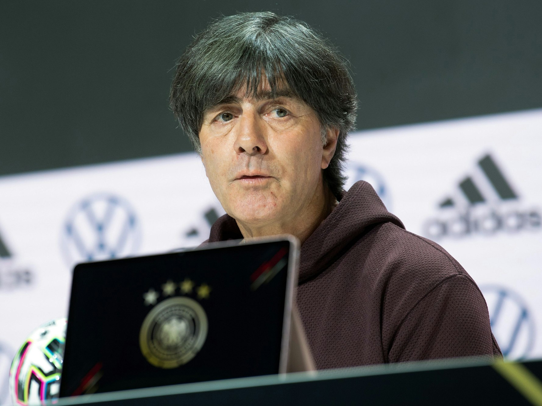 Joachim Löw spricht während der Pressekonferenz.
