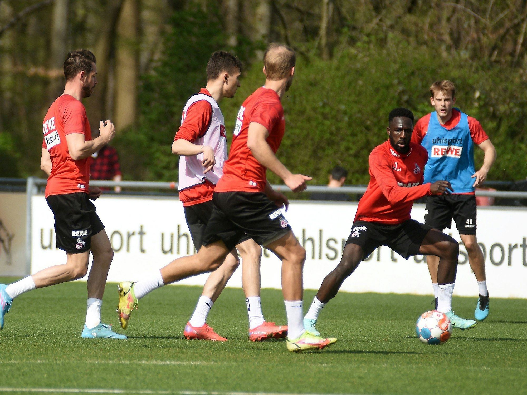 Kingsley Schindler, Sebastian Andersson, Dejan Ljubicic und Mark Uth bei einer Spielform im Training des 1. FC Köln.
Foto: Csaba Peter Rakoczy