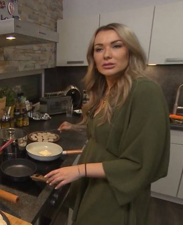 Das perfekte Dinner: Jenna steht am Herd und brät ihr Jägerschnitzel in drei Pfannen vegan, vegetarisch und normal.