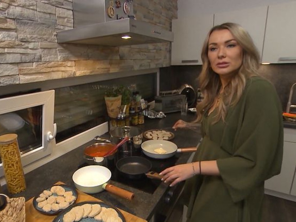Das perfekte Dinner: Jenna steht am Herd und brät ihr Jägerschnitzel in drei Pfannen vegan, vegetarisch und normal.