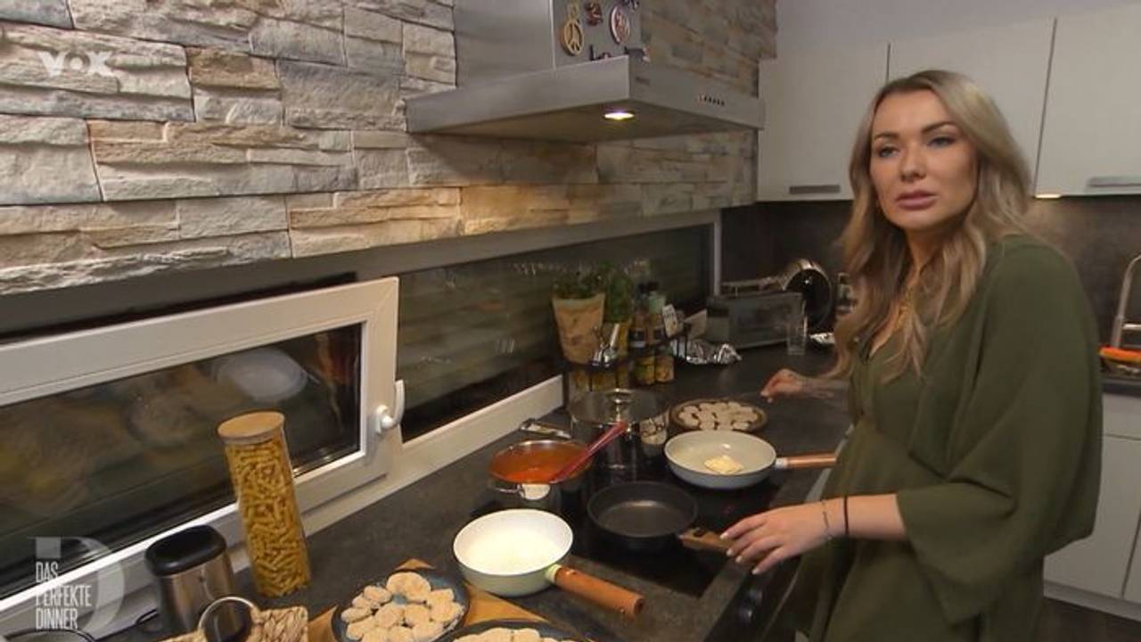Das perfekte Dinner: Jenna steht am Herd und brät ihr Jägerschnitzel in drei Pfannen vegan, vegetarisch und normal.