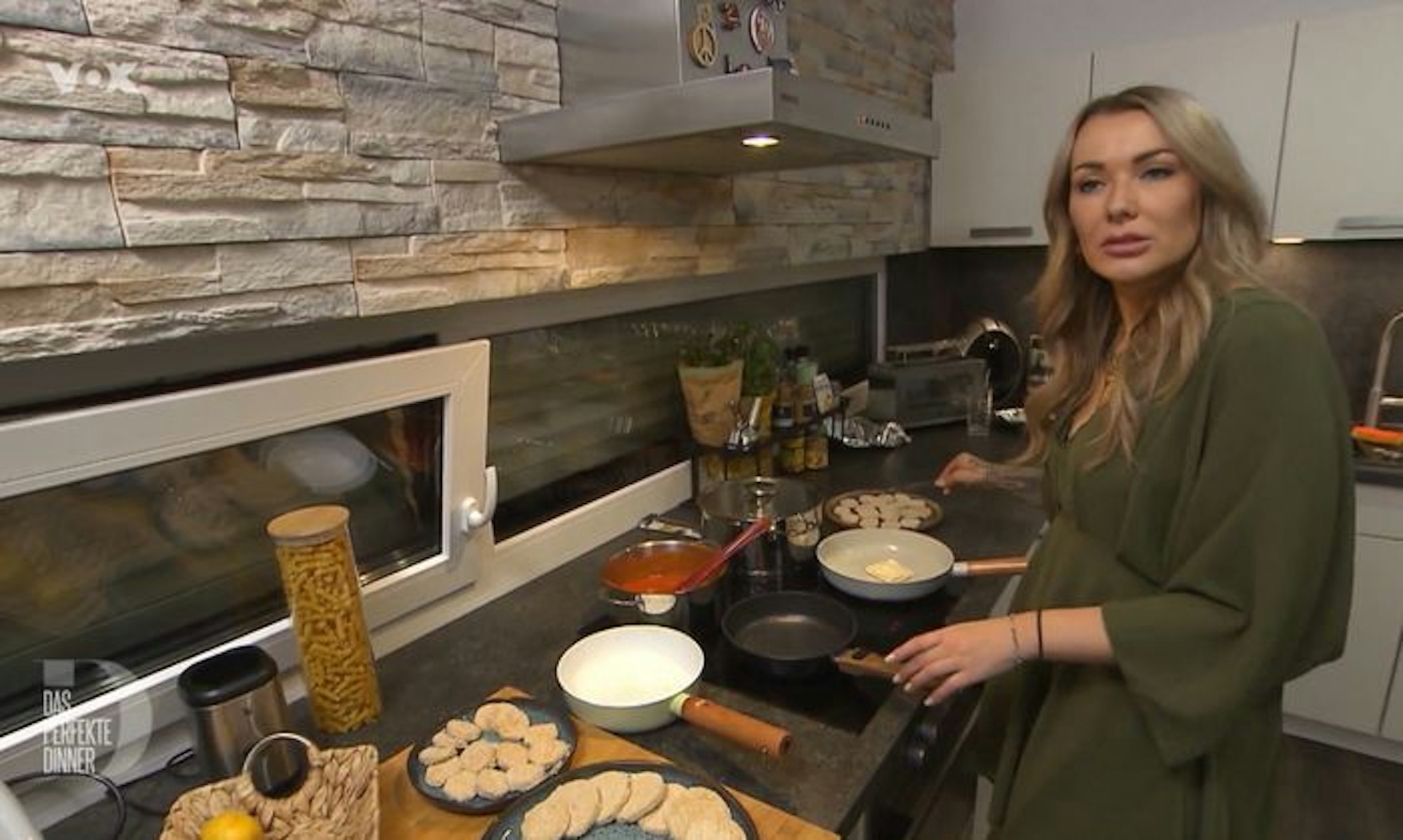 Das perfekte Dinner: Jenna steht am Herd und brät ihr Jägerschnitzel in drei Pfannen vegan, vegetarisch und normal.