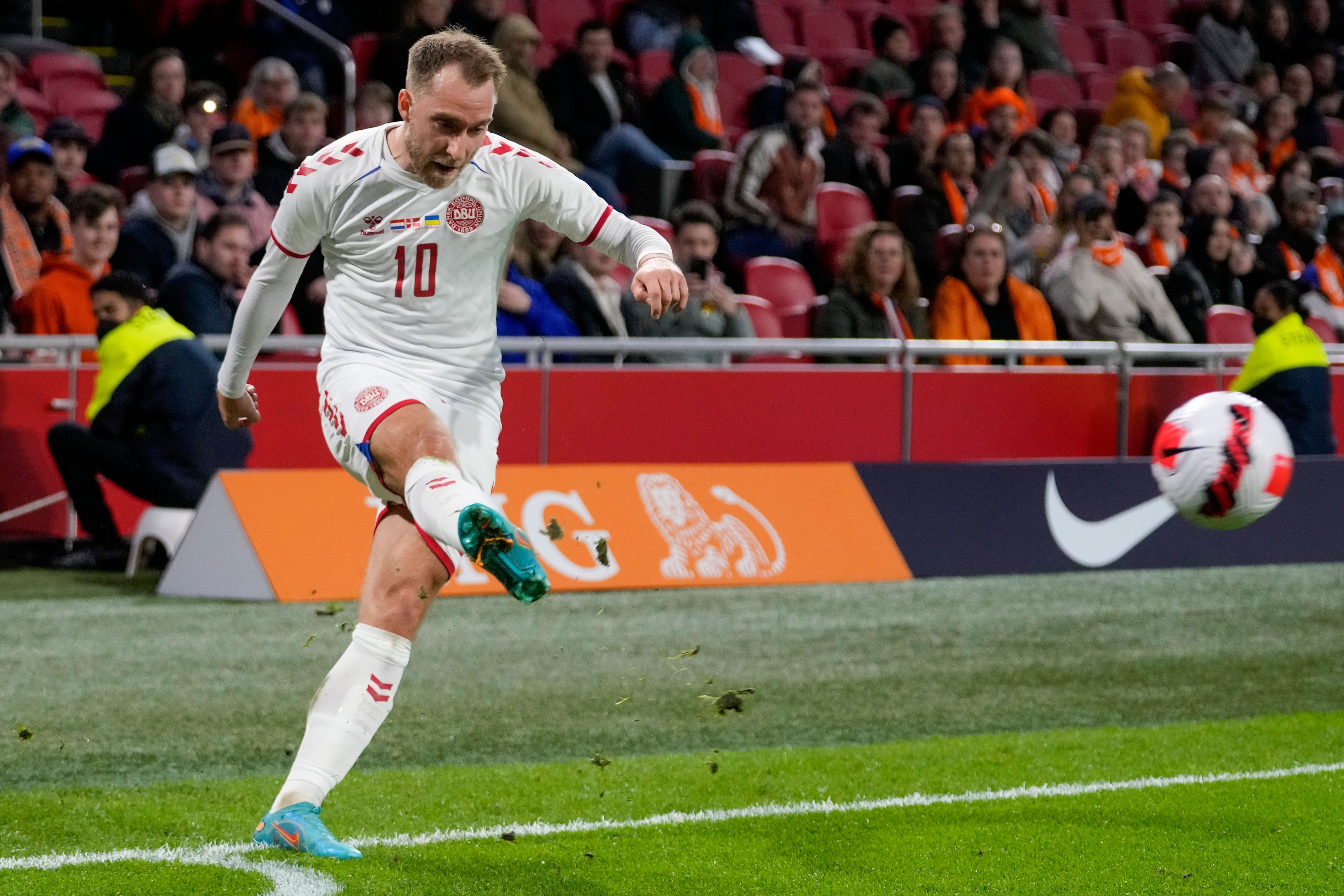 Christian Eriksen führt eine Ecke aus.