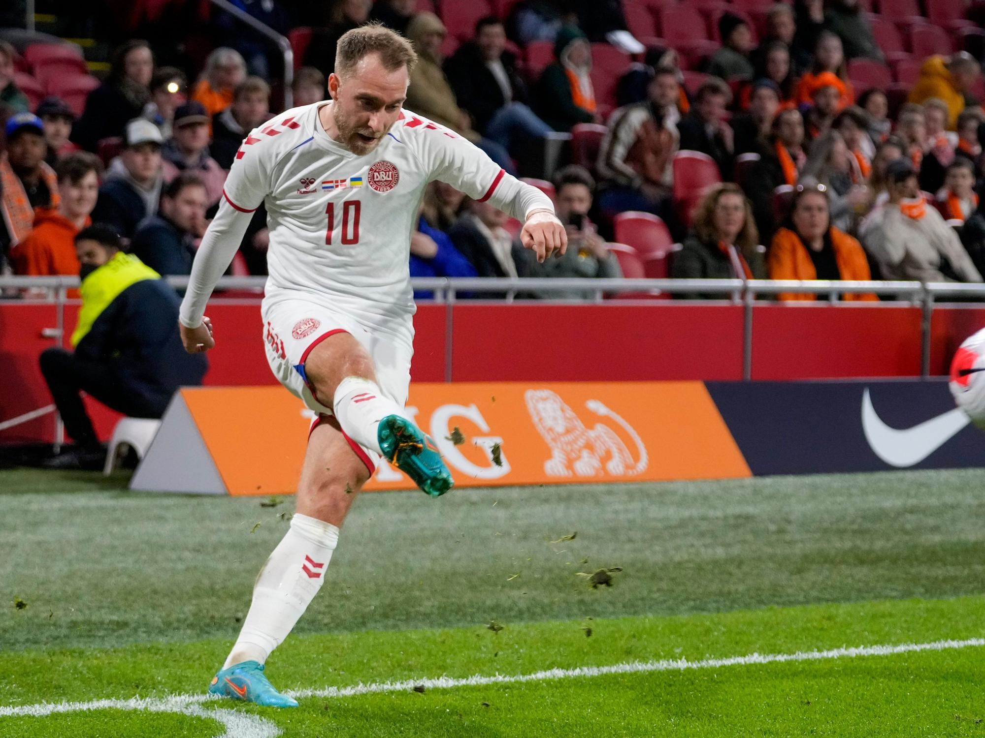 Christian Eriksen führt eine Ecke aus.