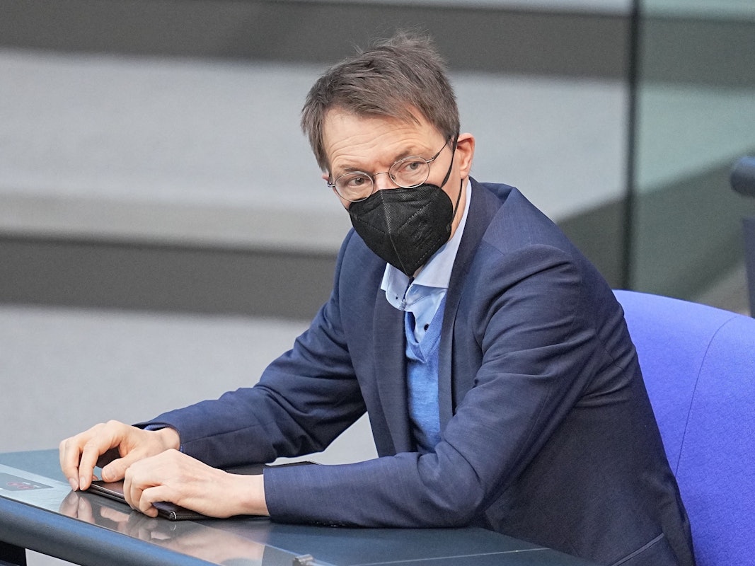 Karl Lauterbach (SPD), Bundesminister für Gesundheit, wartet im Bundestag auf den Beginn der Debatte zum Infektionsschutzgesetz.