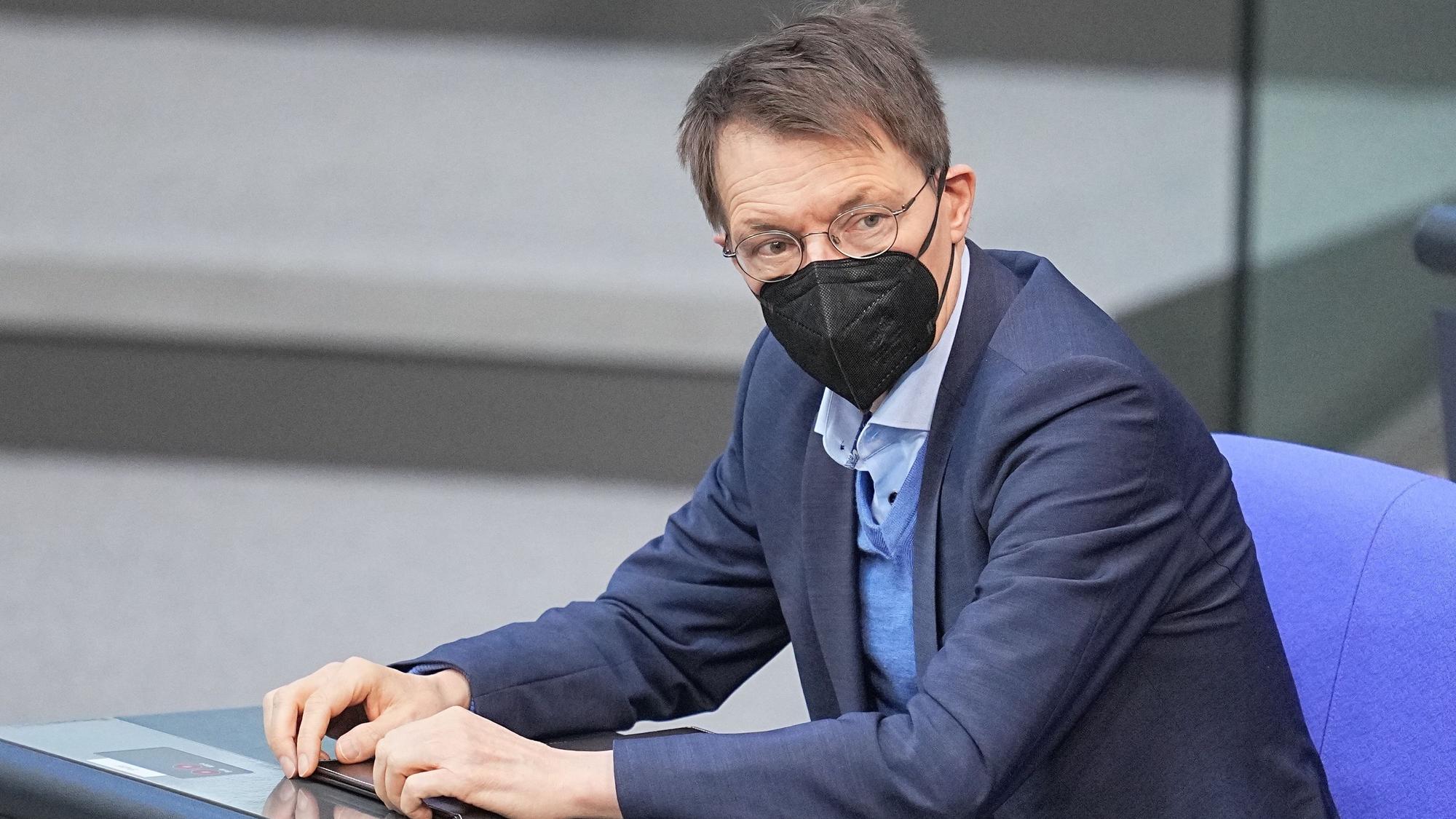Karl Lauterbach (SPD), Bundesminister für Gesundheit, wartet im Bundestag auf den Beginn der Debatte zum Infektionsschutzgesetz.