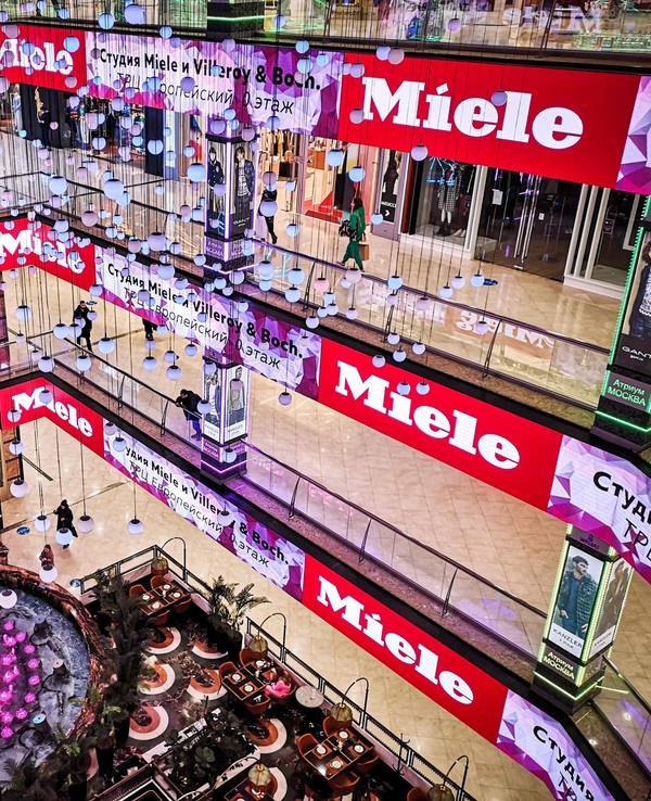 Dieses Foto, das am 7. März in Moskau aufgenommen wurde, zeigt Werbung von Miele im (europäischen) in einem Einkaufszentrum in Moskau. Eine Liste zeigt, welche Unternehmen sich gänzlich aus Russland zurückgezogen haben und welche nicht. Auch Miele hat den Betrieb im Land ausgesetzt.