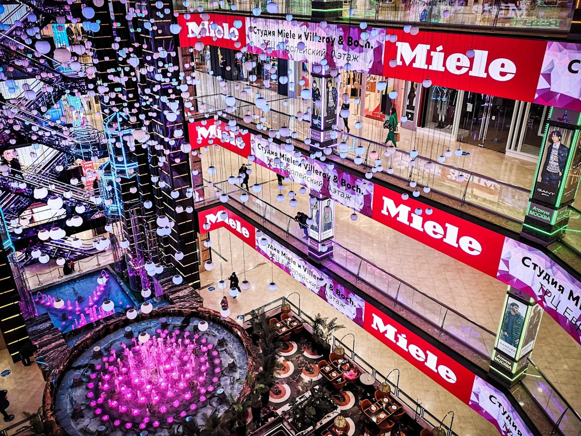 Dieses Foto, das am 7. März in Moskau aufgenommen wurde, zeigt Werbung von Miele im (europäischen) in einem Einkaufszentrum in Moskau. Eine Liste zeigt, welche Unternehmen sich gänzlich aus Russland zurückgezogen haben und welche nicht. Auch Miele hat den Betrieb im Land ausgesetzt.