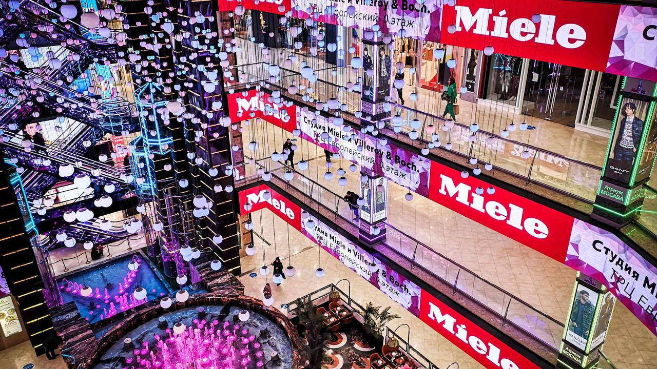 Dieses Foto, das am 7. März in Moskau aufgenommen wurde, zeigt Werbung von Miele im (europäischen) in einem Einkaufszentrum in Moskau. Eine Liste zeigt, welche Unternehmen sich gänzlich aus Russland zurückgezogen haben und welche nicht. Auch Miele hat den Betrieb im Land ausgesetzt.