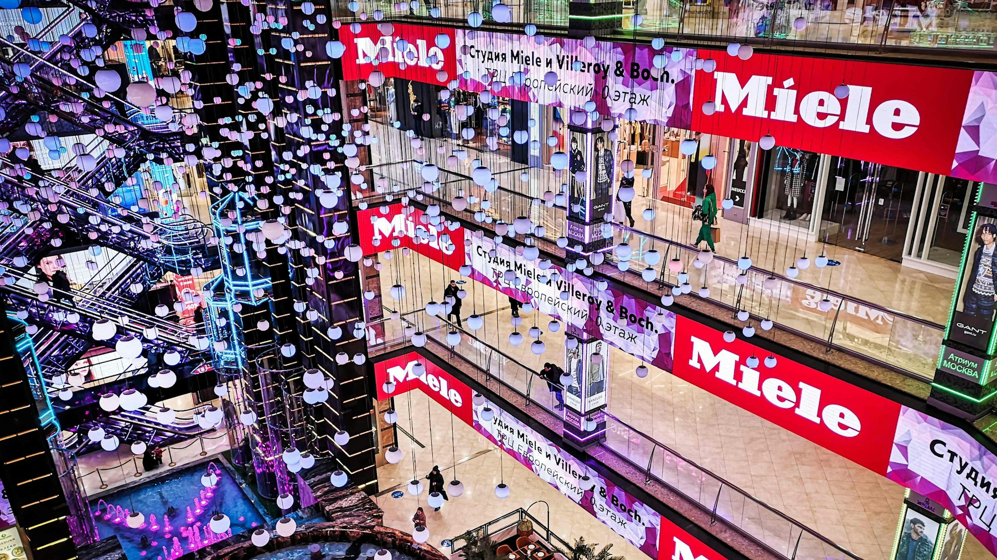 Dieses Foto, das am 7. März in Moskau aufgenommen wurde, zeigt Werbung von Miele im (europäischen) in einem Einkaufszentrum in Moskau. Eine Liste zeigt, welche Unternehmen sich gänzlich aus Russland zurückgezogen haben und welche nicht. Auch Miele hat den Betrieb im Land ausgesetzt.