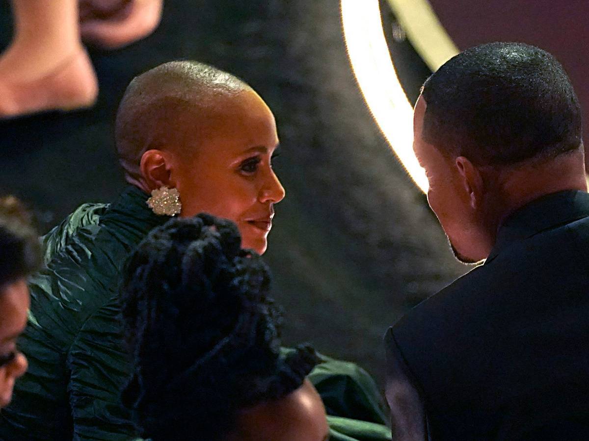 Jada Pinkett Smith und Will Smith unterhalten sich bei der 94. Verleihung der Academy-Awards in Hollywood.