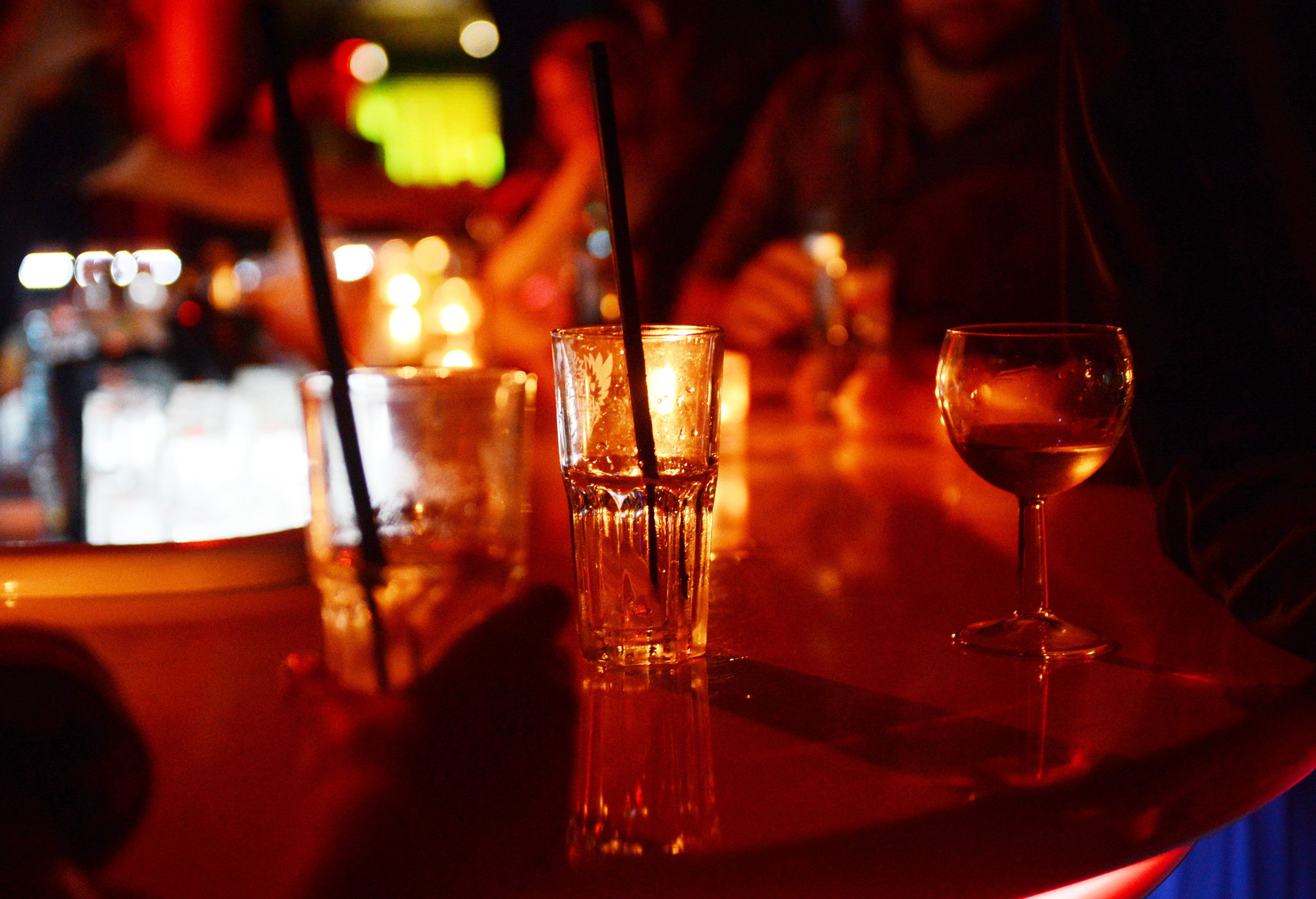 Gläser stehen auf der Bar bei der Afterparty in einem Club in Berlin. Nach möglichen Vergiftungen mit K.-o.-Tropfen haben Hunderte niederländische Studierende einen Skiurlaub in den französischen Alpen abgebrochen.