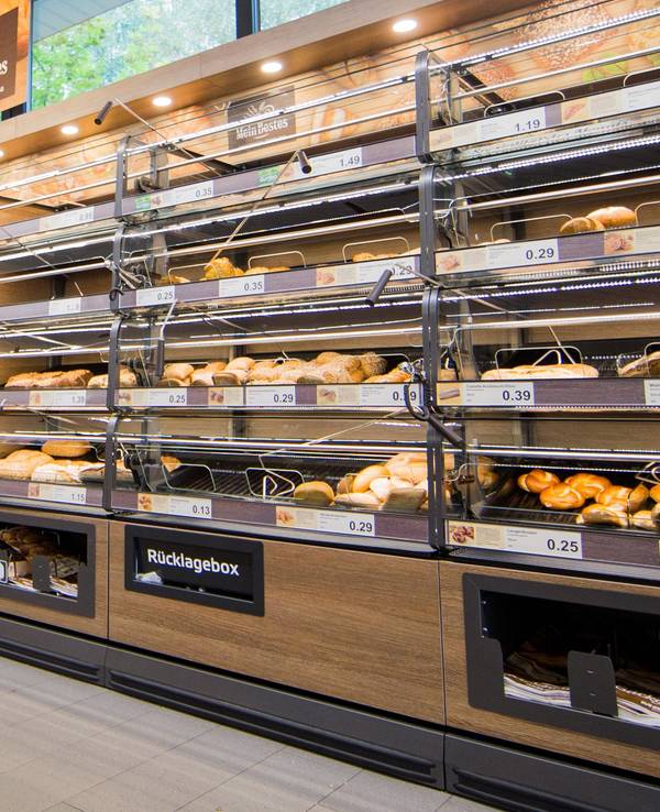 Aldi, Lidl, Rewe & Co.: In den Supermärkten und Discountern steigen die Preise für viele Produkte schon seit Monaten, der Krieg in der Ukraine sorgt für zusätzliche Unsicherheit. Nun warnt der Bauernverband vor neuen massiven Preissprüngen. Unser Archivbild von 2016 zeigt Brötchen und Brote in einer Aldi-Filiale in Gladbeck.