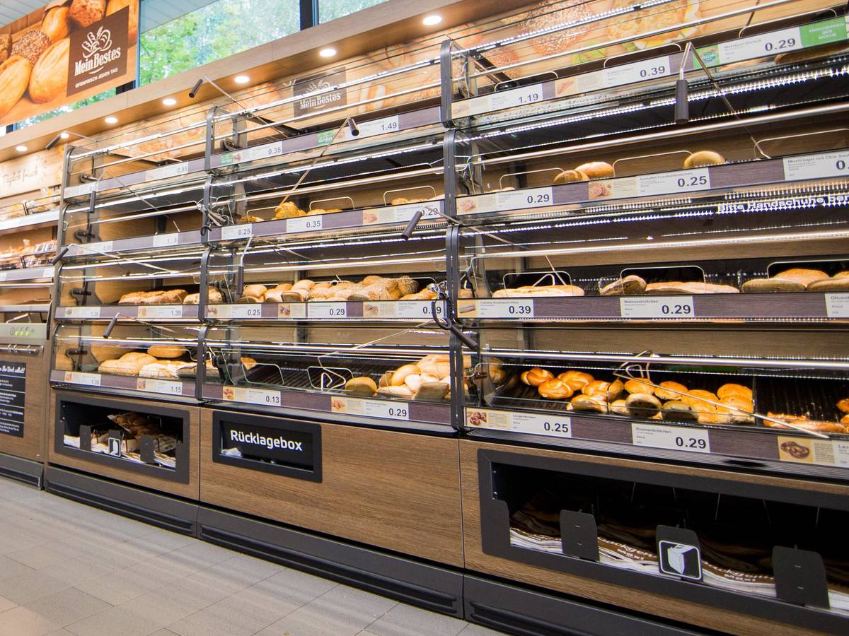 Aldi, Lidl, Rewe & Co.: In den Supermärkten und Discountern steigen die Preise für viele Produkte schon seit Monaten, der Krieg in der Ukraine sorgt für zusätzliche Unsicherheit. Nun warnt der Bauernverband vor neuen massiven Preissprüngen. Unser Archivbild von 2016 zeigt Brötchen und Brote in einer Aldi-Filiale in Gladbeck.