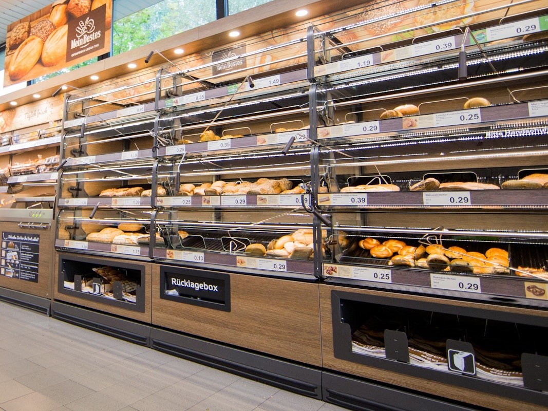 Aldi, Lidl, Rewe & Co.: In den Supermärkten und Discountern steigen die Preise für viele Produkte schon seit Monaten, der Krieg in der Ukraine sorgt für zusätzliche Unsicherheit. Nun warnt der Bauernverband vor neuen massiven Preissprüngen. Unser Archivbild von 2016 zeigt Brötchen und Brote in einer Aldi-Filiale in Gladbeck.