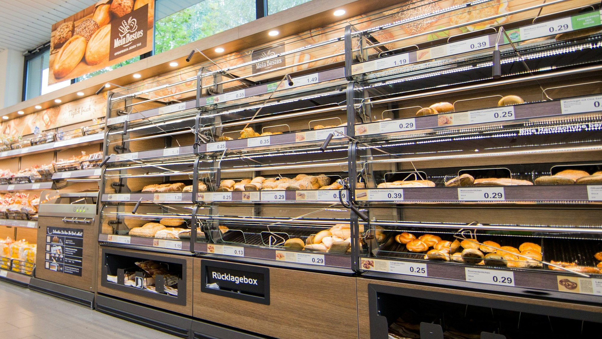 Aldi, Lidl, Rewe & Co.: In den Supermärkten und Discountern steigen die Preise für viele Produkte schon seit Monaten, der Krieg in der Ukraine sorgt für zusätzliche Unsicherheit. Nun warnt der Bauernverband vor neuen massiven Preissprüngen. Unser Archivbild von 2016 zeigt Brötchen und Brote in einer Aldi-Filiale in Gladbeck.