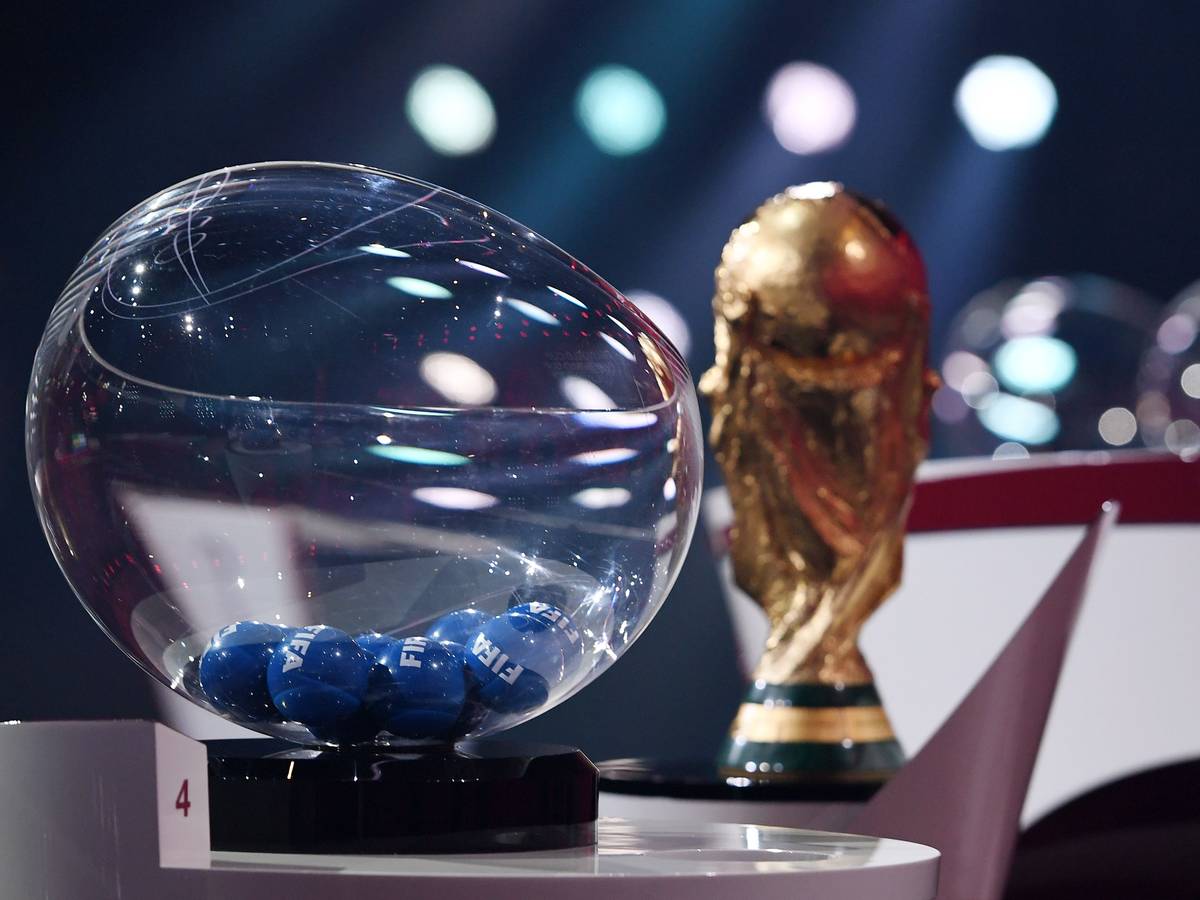 Der FIFA-WM-Pokal steht bei der Auslosung neben den Losen.