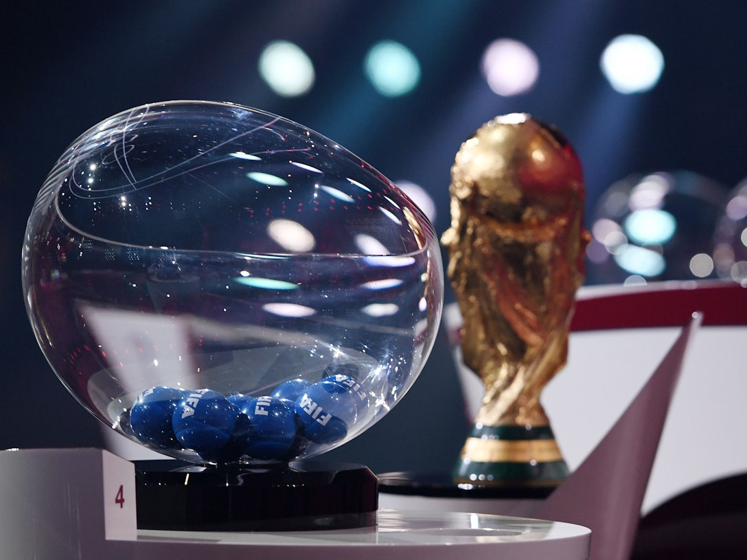 Der FIFA-WM-Pokal steht bei der Auslosung neben den Losen.