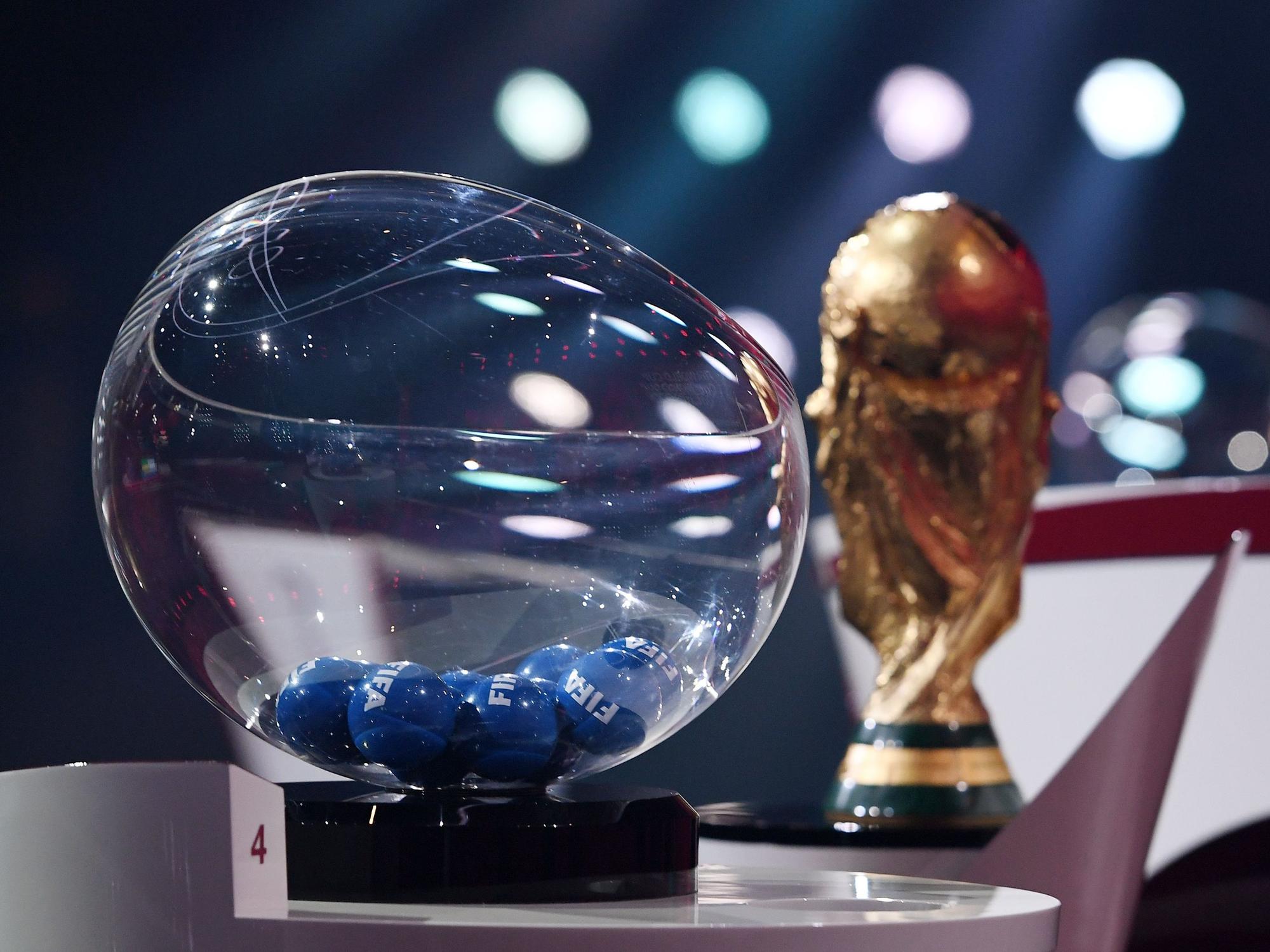 Der FIFA-WM-Pokal steht bei der Auslosung neben den Losen.