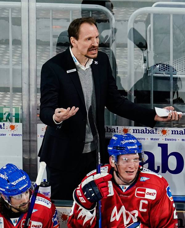 Mannheims Trainer Pavel Gross gestikuliert.
