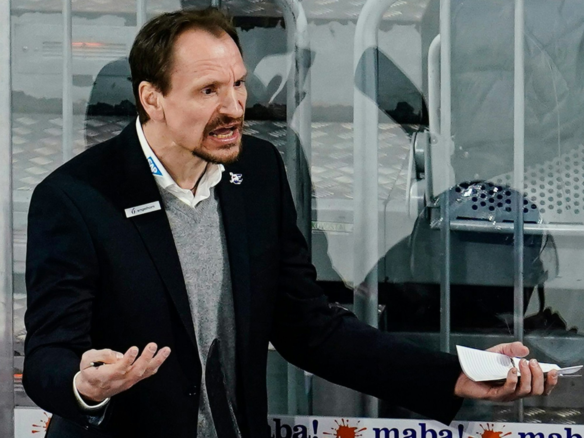 Mannheims Trainer Pavel Gross gestikuliert.