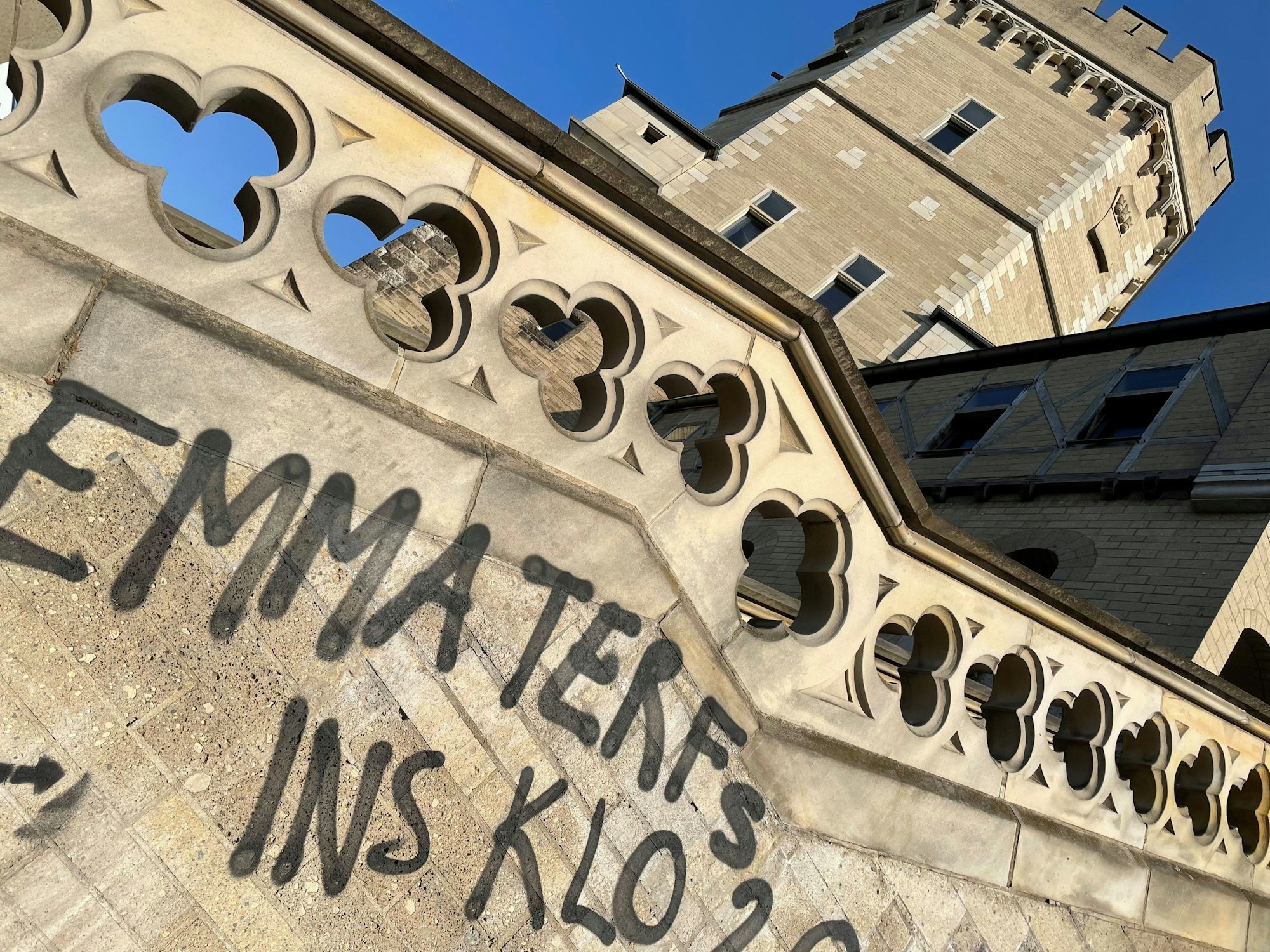 „Emma Terfs ins Klo“ ist Ende März 2022 in schwarzen Buchstaben auf den Aufgang zu dem mittelalterlichen Turm am Kölner Rheinufer gesprüht worden, in dem Alice Schwarzers „Emma“-Redaktion untergebracht ist.