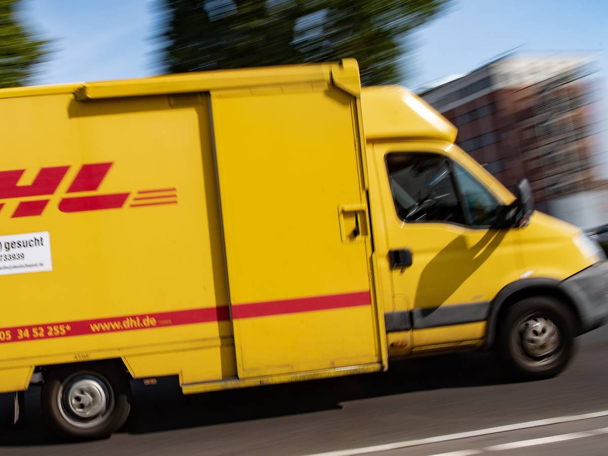 Ein Video in den sozialen Netzwerken zeigt einen ukrainischen Soldaten, der behauptet, die Deutsche Post DHL hätte dem Militär Zustellfahrzeuge geschenkt. Unser Archivbild aus dem Jahr 2020 zeigt ein DHL-Fahrzeug in Berlin.