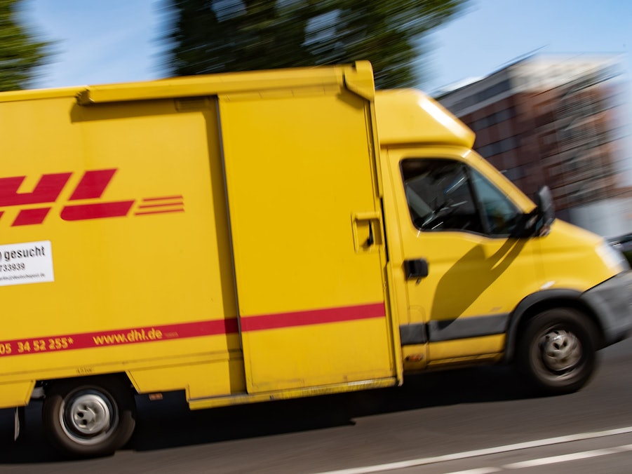 Ein Video in den sozialen Netzwerken zeigt einen ukrainischen Soldaten, der behauptet, die Deutsche Post DHL hätte dem Militär Zustellfahrzeuge geschenkt. Unser Archivbild aus dem Jahr 2020 zeigt ein DHL-Fahrzeug in Berlin.