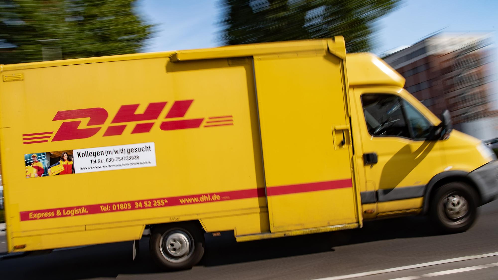 Ein Video in den sozialen Netzwerken zeigt einen ukrainischen Soldaten, der behauptet, die Deutsche Post DHL hätte dem Militär Zustellfahrzeuge geschenkt. Unser Archivbild aus dem Jahr 2020 zeigt ein DHL-Fahrzeug in Berlin.