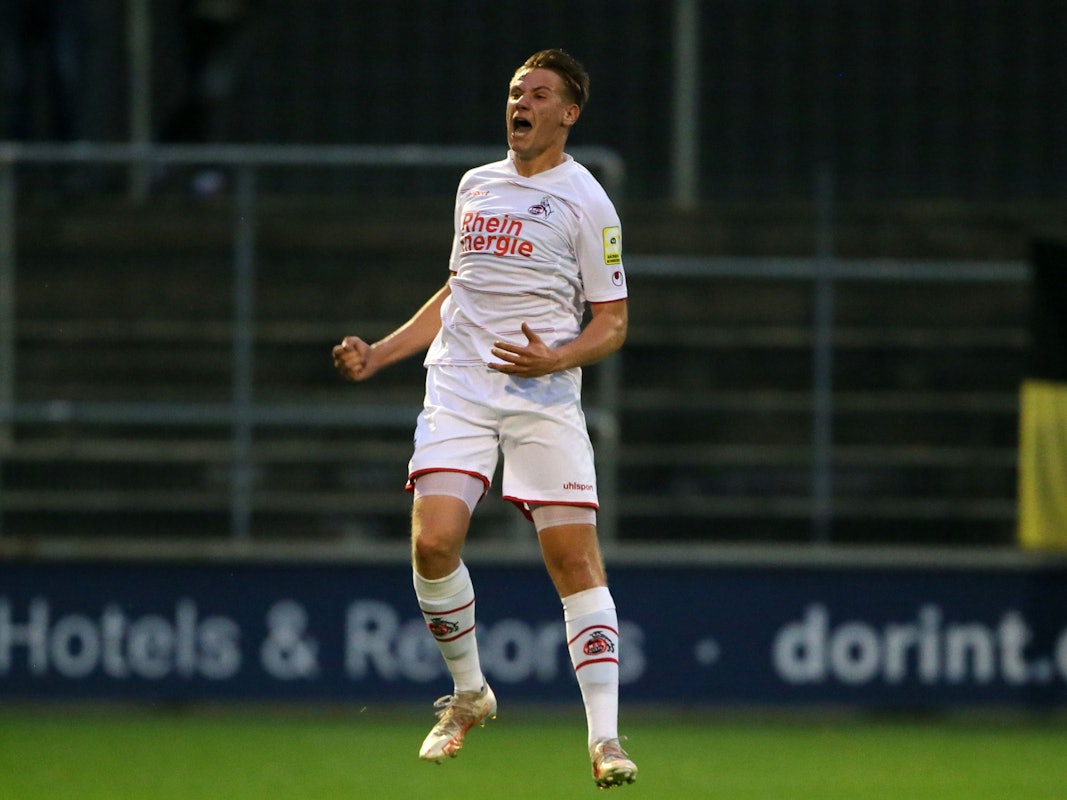 Joshua Schwirten feiert sein Tor für die U21 des 1. FC Köln gegen Alemannia Aachen.