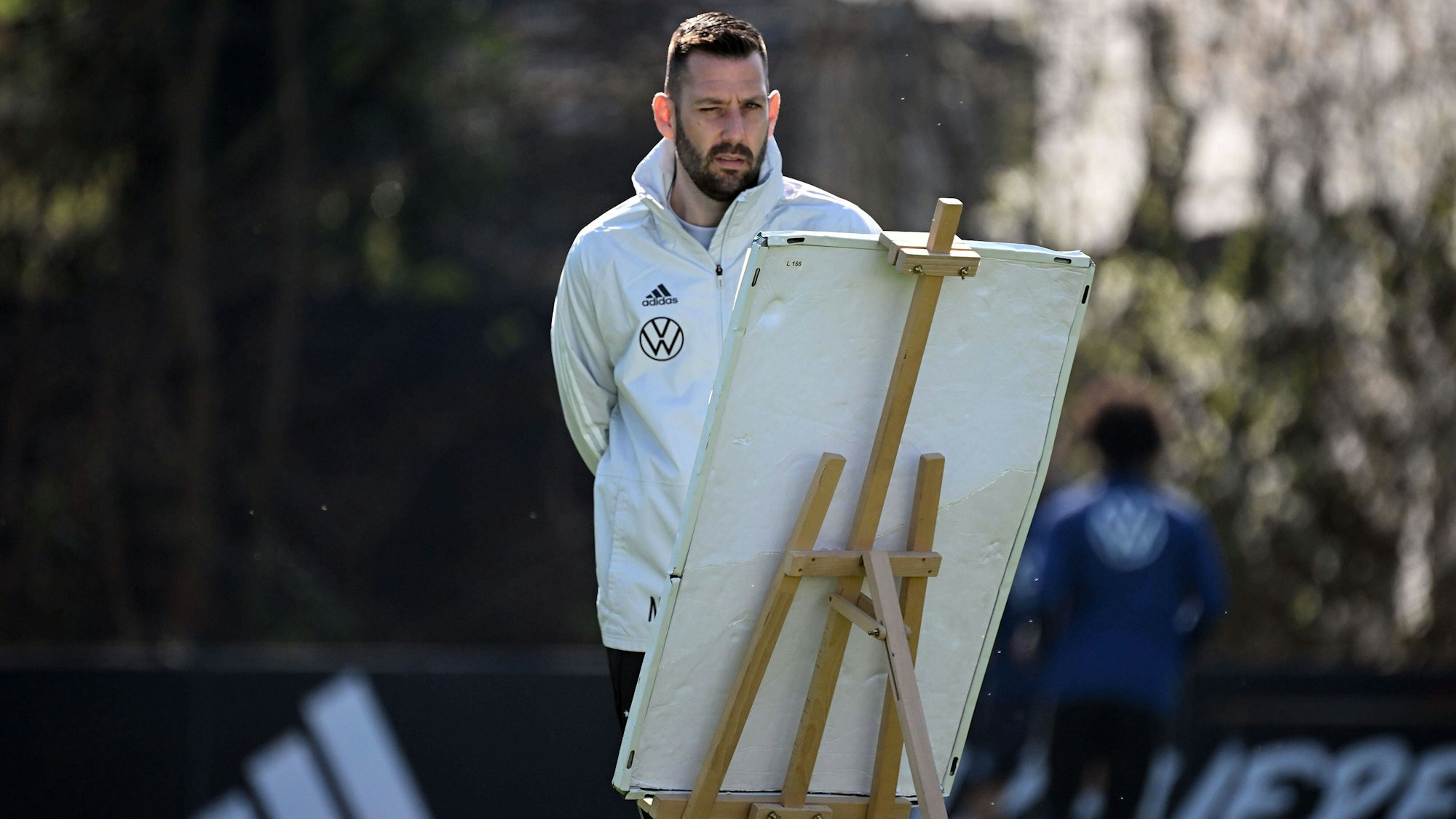 Mads Buttgereit steht auf dem Trainingsplatz.