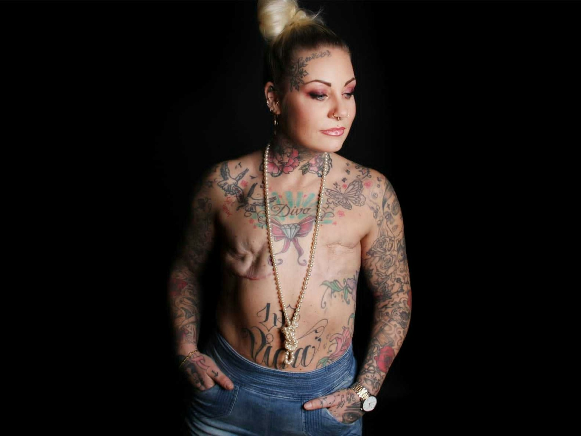 Simone Mölders mit nacktem Oberkörper.