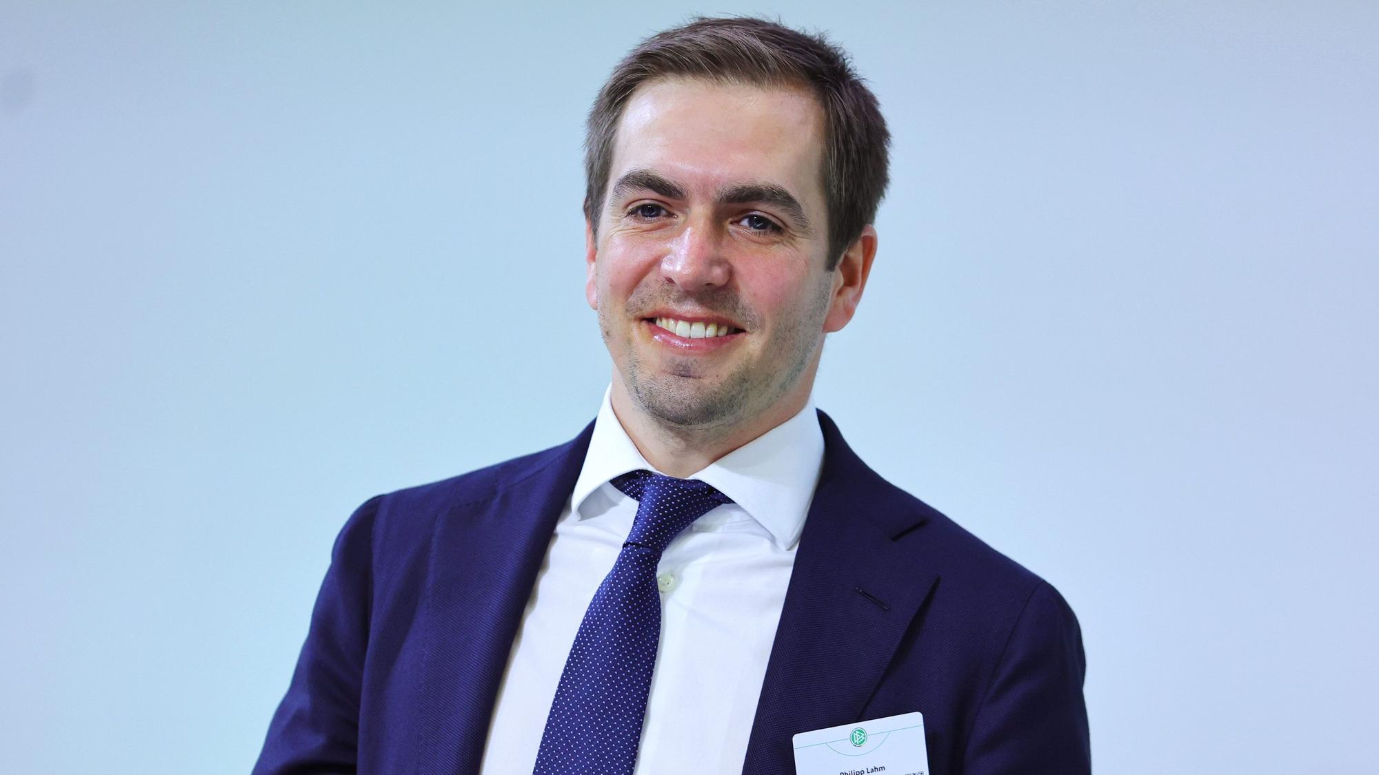 Philipp Lahm auf dem DFB-Bundestag in Bonn am Rednerpult.