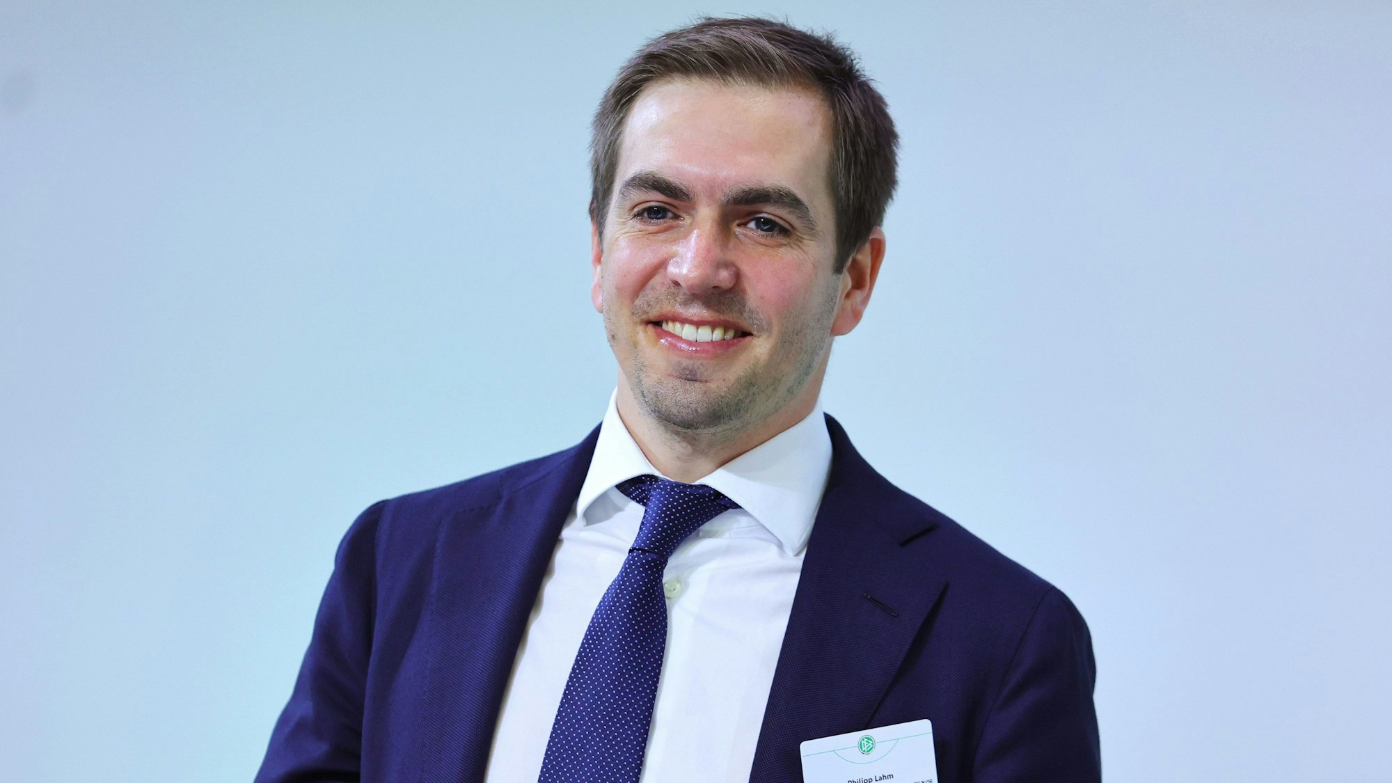 Philipp Lahm auf dem DFB-Bundestag in Bonn am Rednerpult.