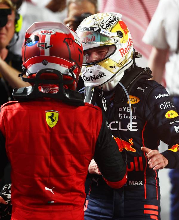 Charles Leclerc gratuliert Max Verstappen zum Sieg im Rennen der Formel 1 in Saudi-Arabien