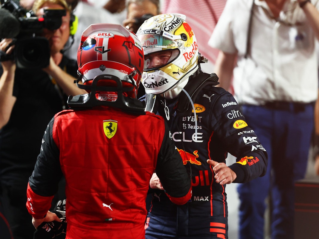 Charles Leclerc gratuliert Max Verstappen zum Sieg im Rennen der Formel 1 in Saudi-Arabien