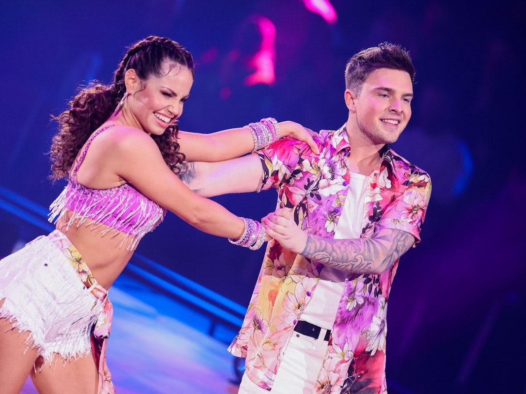 Mike Singer und Christina Luft tanzen in der RTL-Tanzshow „Let's Dance“ im Coloneum. Bei ihrem Auftritt hielt die Profitänzerin ihr Befinden geheim.