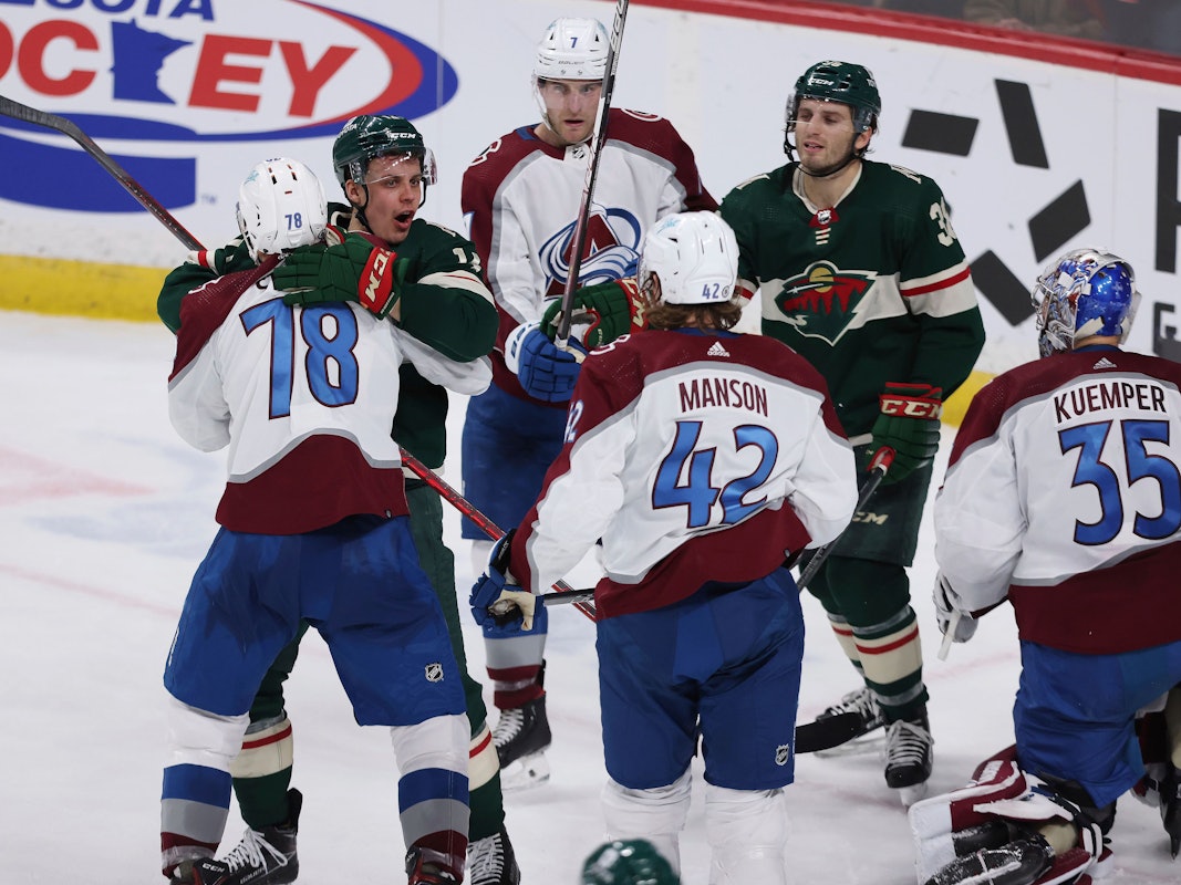 Nico Sturm (links, 78) hält Joel Eriksson Ek (Mitte) von einem Zweikampf mit Josh Manson ab (rechts, 42).
