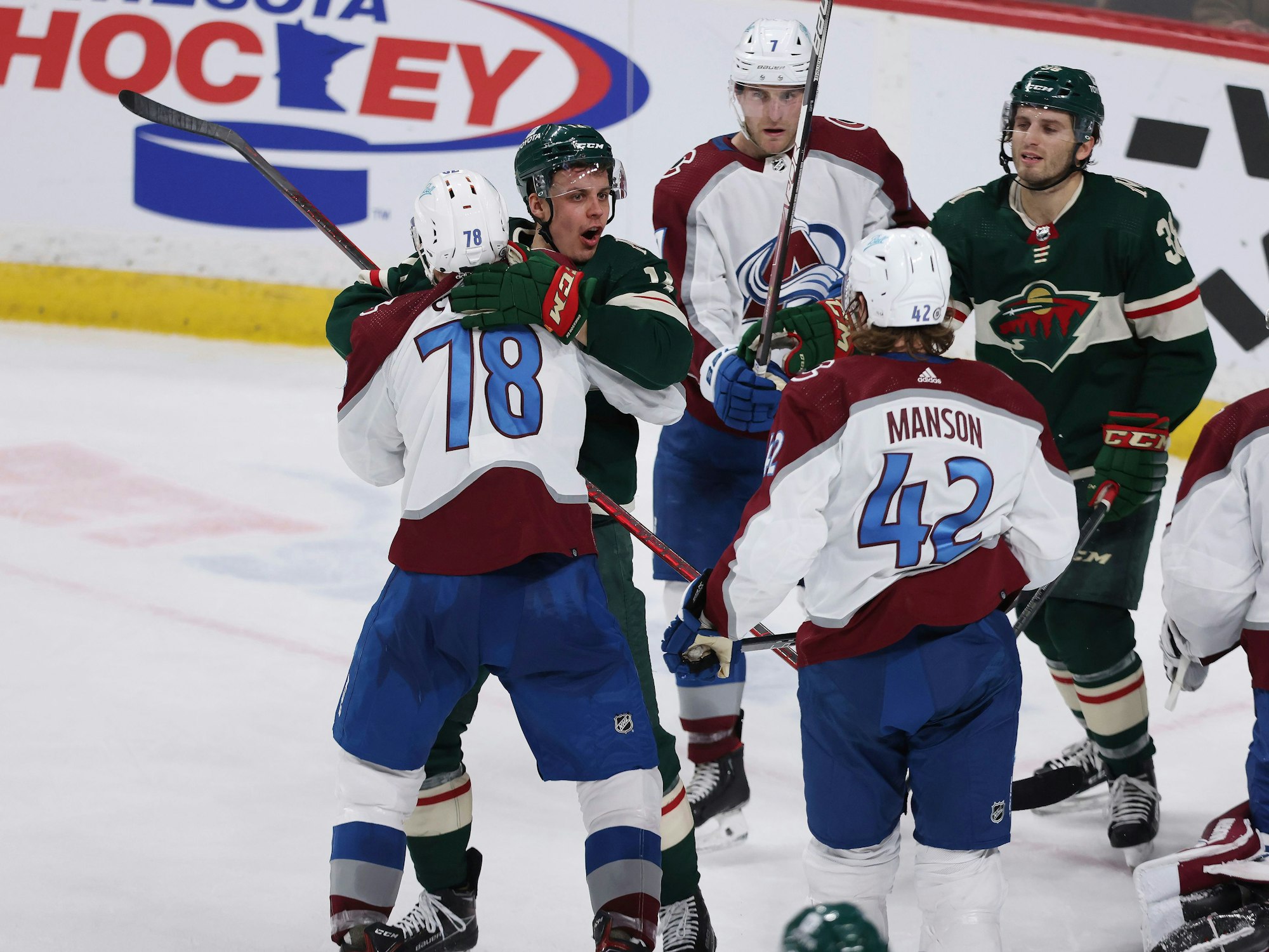 Nico Sturm (links, 78) hält Joel Eriksson Ek (Mitte) von einem Zweikampf mit Josh Manson ab (rechts, 42).