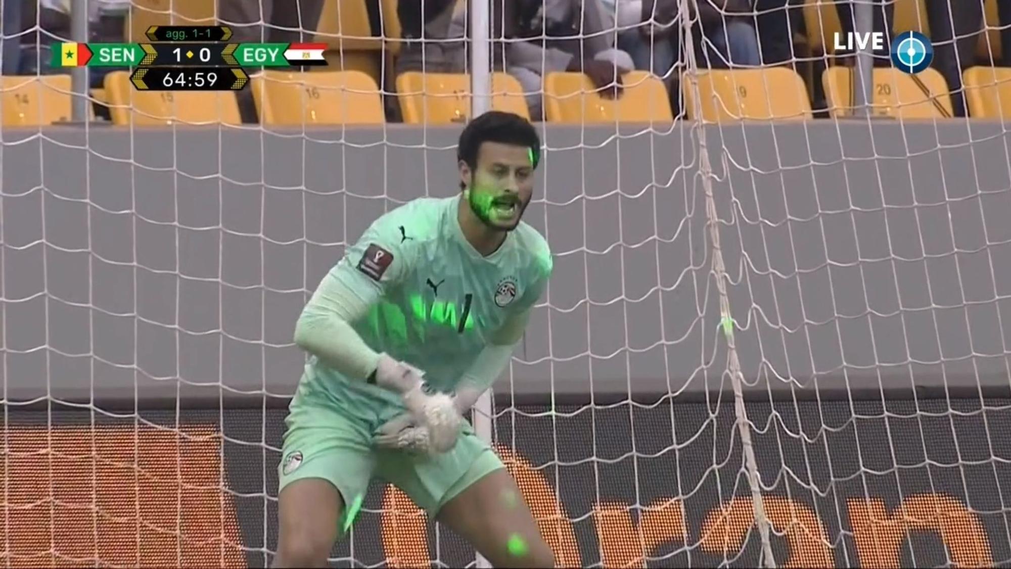 Im Playoff-Spiel der WM-Qualifikation im Senegal wird Ägyptens Torwart Mohamed El-Shenawy am Dienstag mit Laserpointern im Gesicht attackiert.