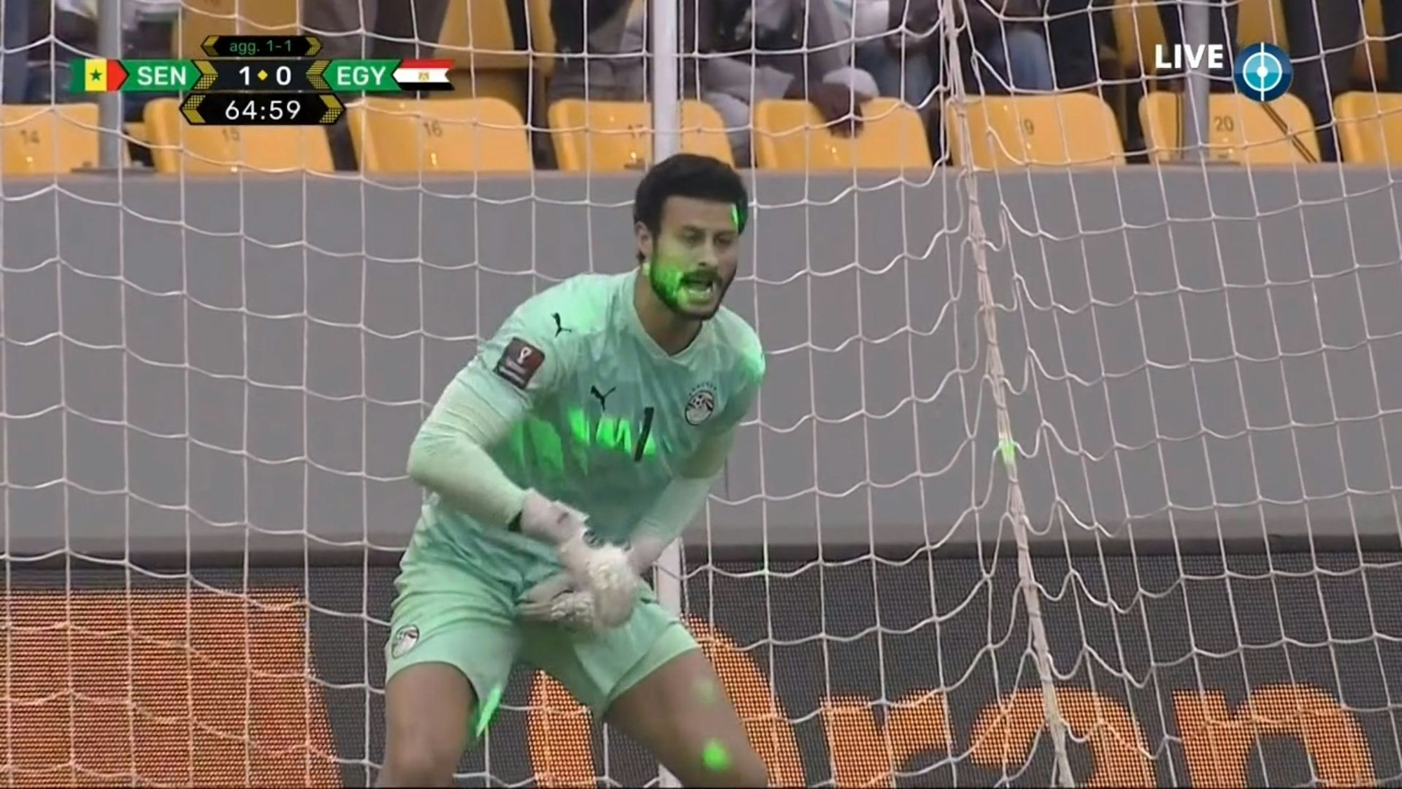 Im Playoff-Spiel der WM-Qualifikation im Senegal wird Ägyptens Torwart Mohamed El-Shenawy am Dienstag mit Laserpointern im Gesicht attackiert.