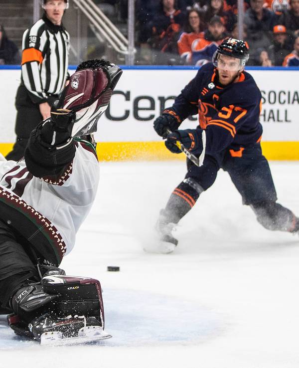 Connor McDavid schießt auf das Tor von Karel Vejmelka.