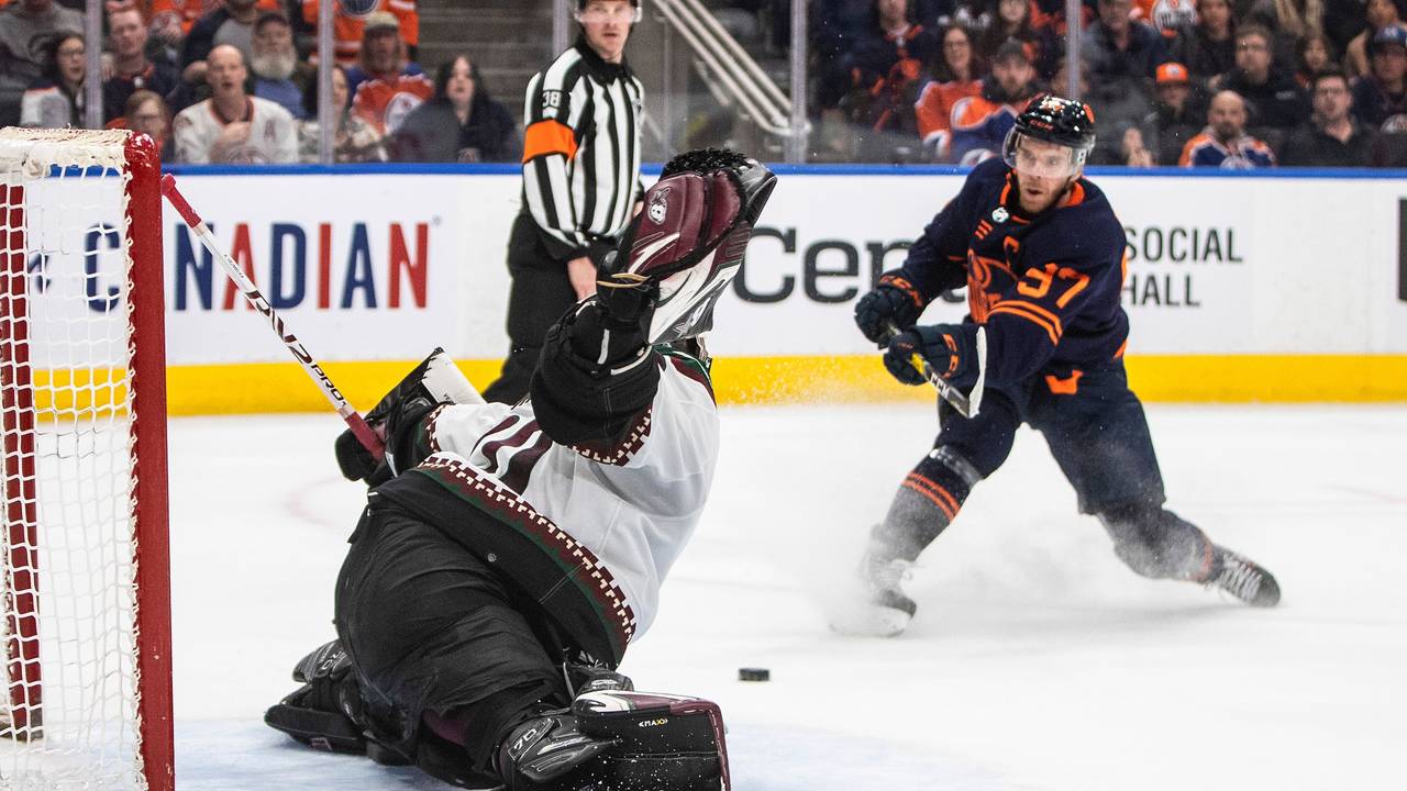 Connor McDavid schießt auf das Tor von Karel Vejmelka.