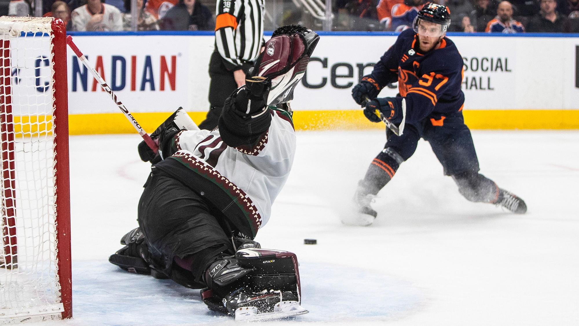 Connor McDavid schießt auf das Tor von Karel Vejmelka.