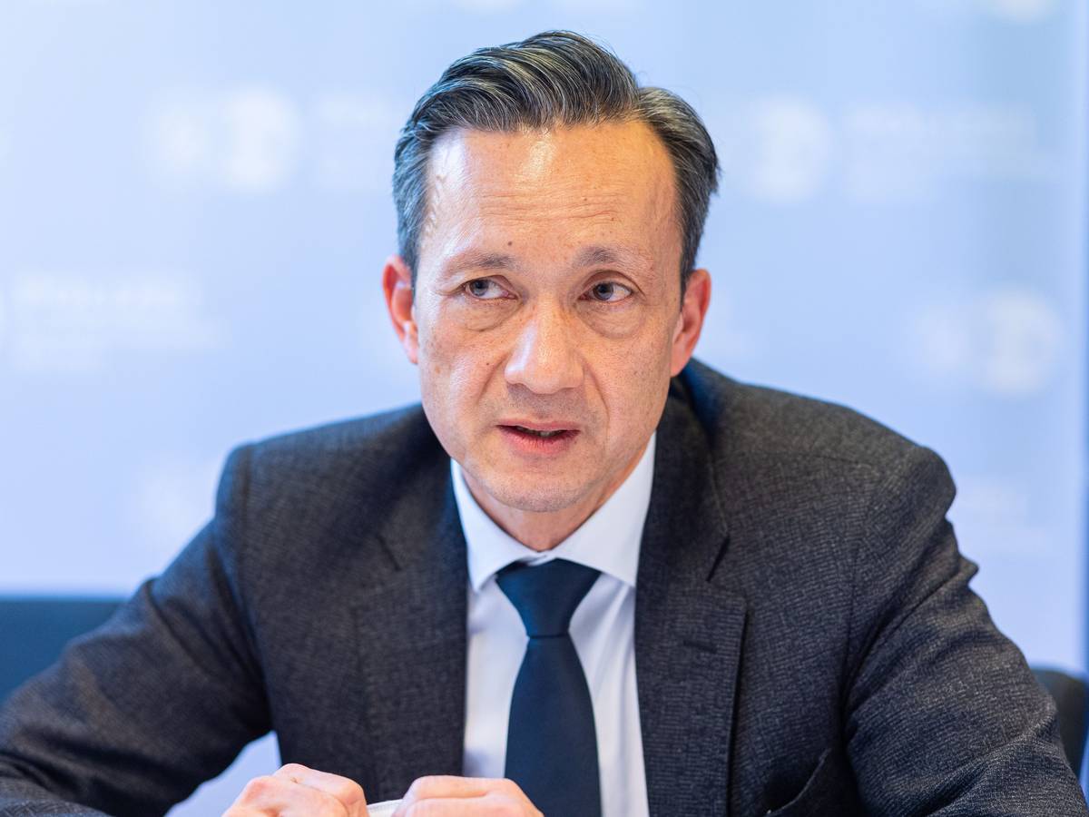 Falk Schnabel sitzt an einem Tisch.