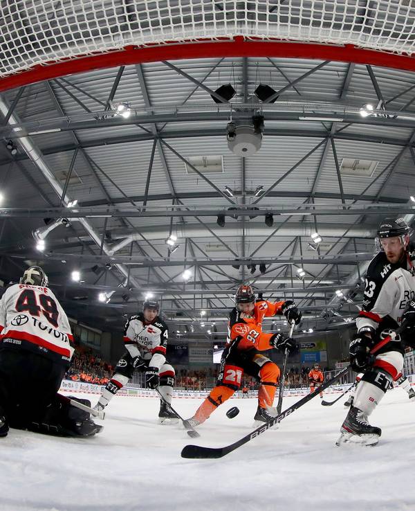 Spencer Machacek (Grizzlys Wolfsburg) trifft gegen die Kölner Haie.