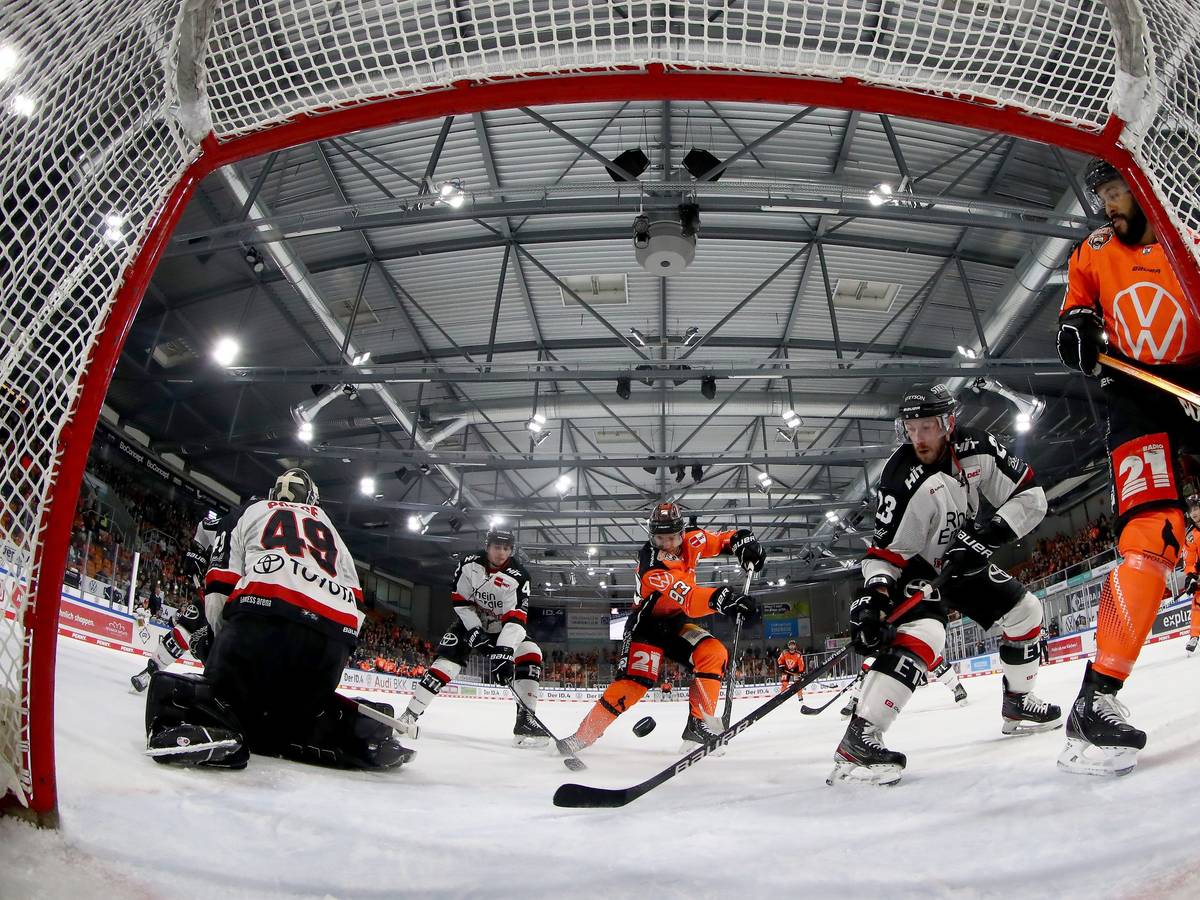 Spencer Machacek (Grizzlys Wolfsburg) trifft gegen die Kölner Haie.