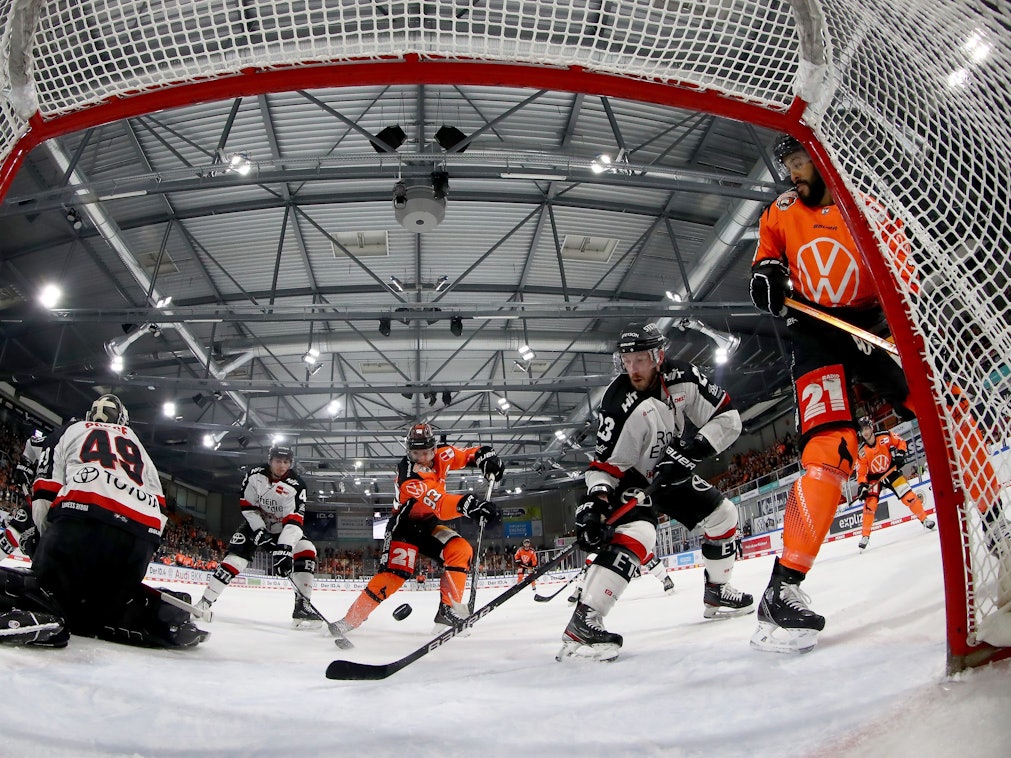 Spencer Machacek (Grizzlys Wolfsburg) trifft gegen die Kölner Haie.